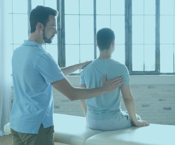 fisioterapeuta tratando a un paciente